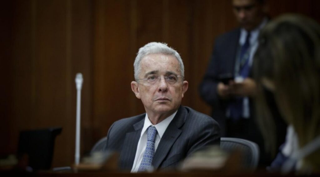 Juicio a Álvaro Uribe: Entre Amenazas, Dilaciones y Manipulación de la Justicia
