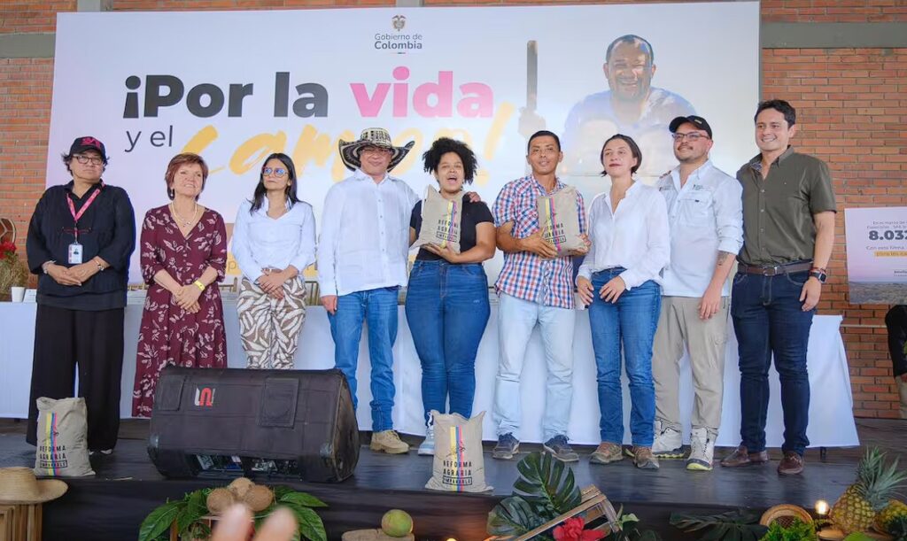 Gobierno restituye 4.500 hectáreas a campesinos del Magdalena Medio.