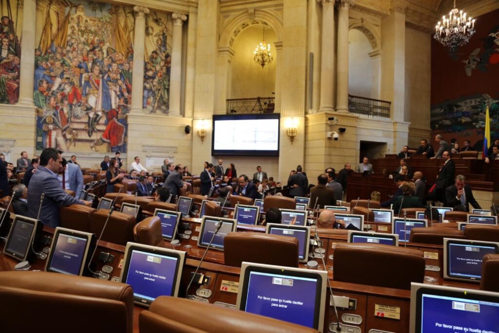 Senado hunde nuevamente proyecto para reducir salarios de congresistas.