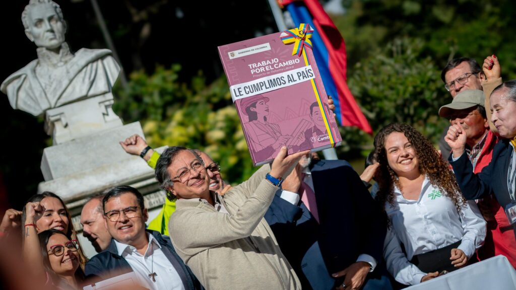 Presidente Petro firmó Reforma Laboral y ya es Ley.