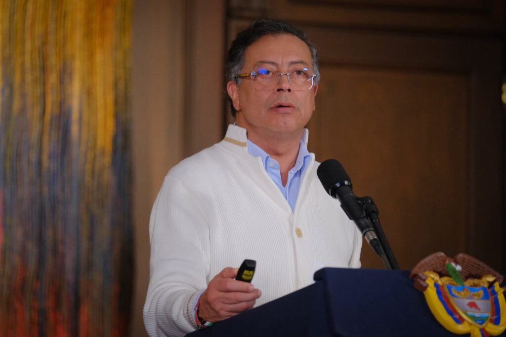 “El Gobierno no tiene deudas con las EPS”: Petro.