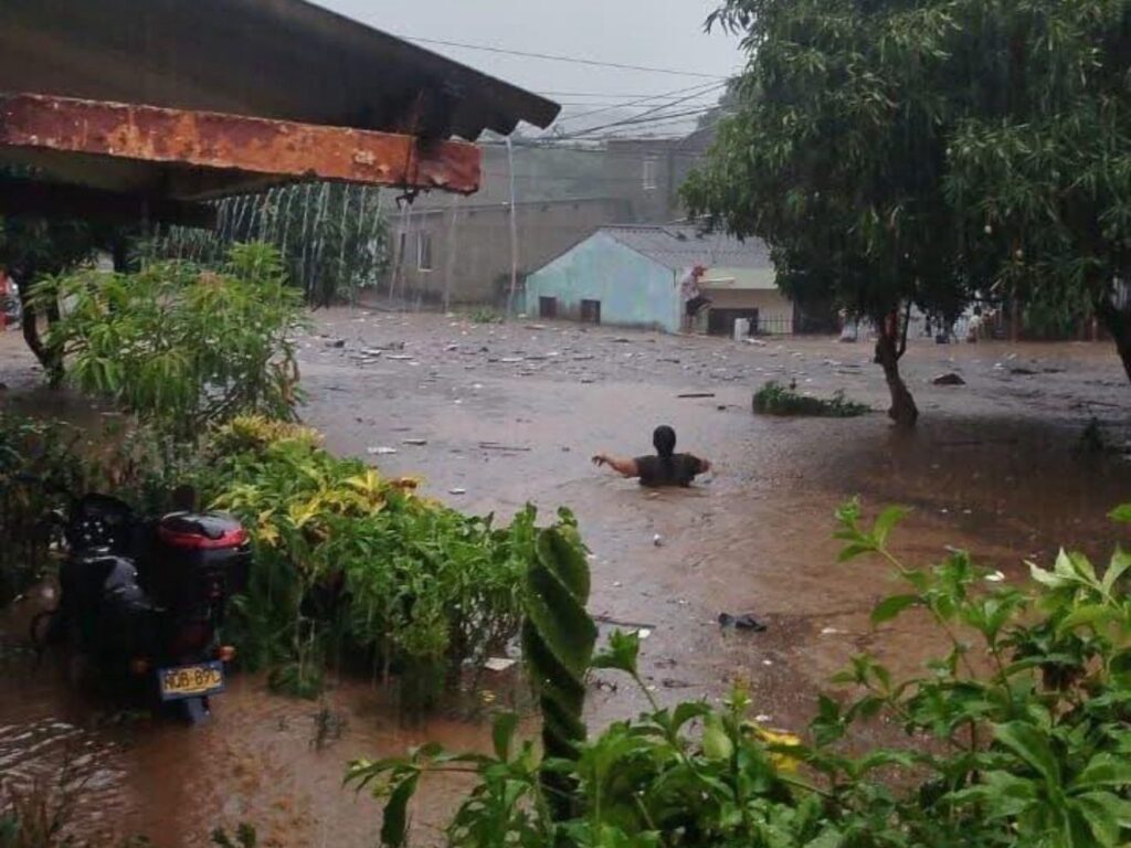 Torrencial aguacero desata emergencia en Santa Marta.