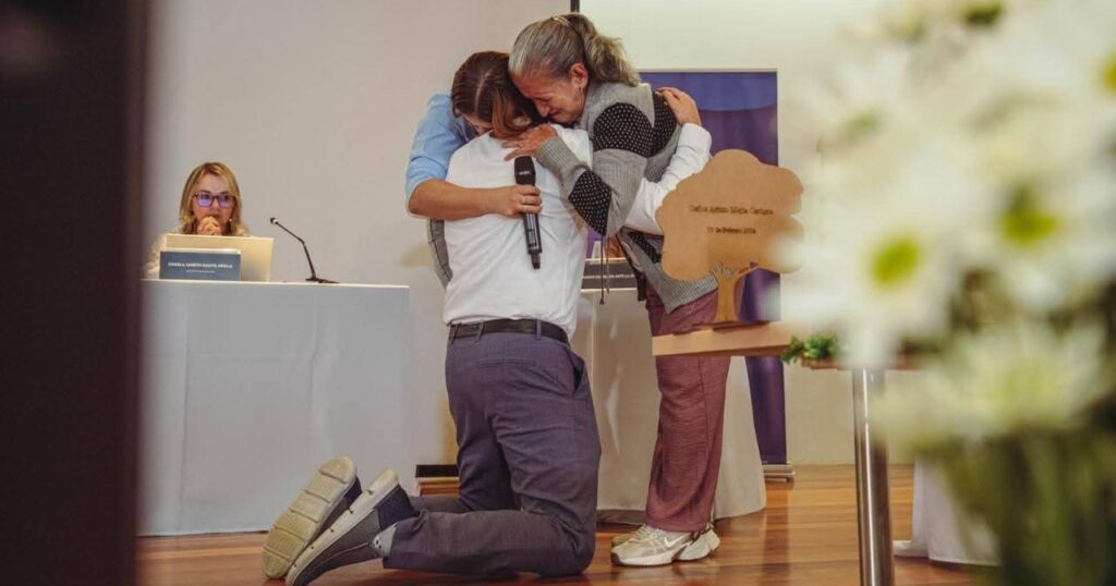 “Como muestra de nuestro perdón real y sincero, queremos brindarle un abrazo”: Víctimas de falsos positivos perdonan en audiencia a exmilitar que ordenó asesinar a su familiar.