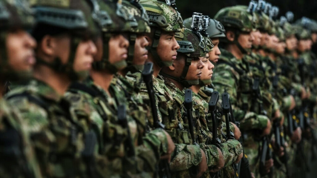 Gobierno decreta aumento salarial para las FF.MM., hasta un 25,6%.